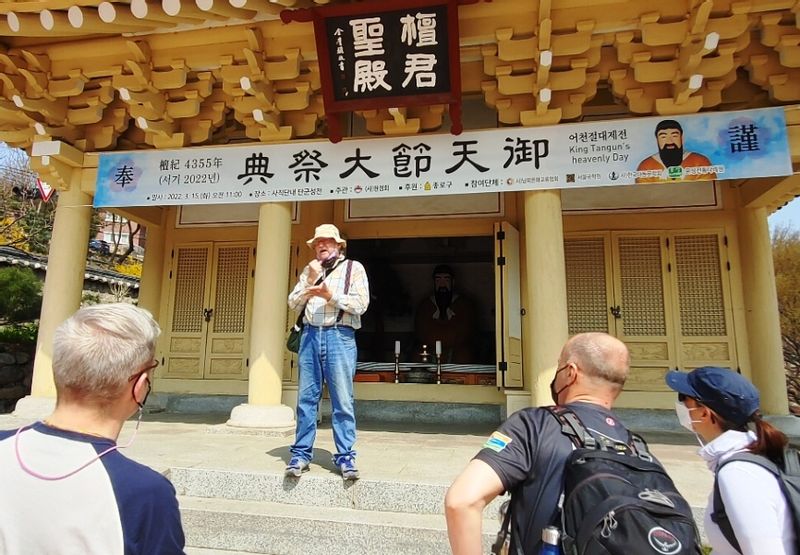 Seoul Private Tour - Lecturing the story, at the large modern shrine for Korea's Founding-King Dangun.