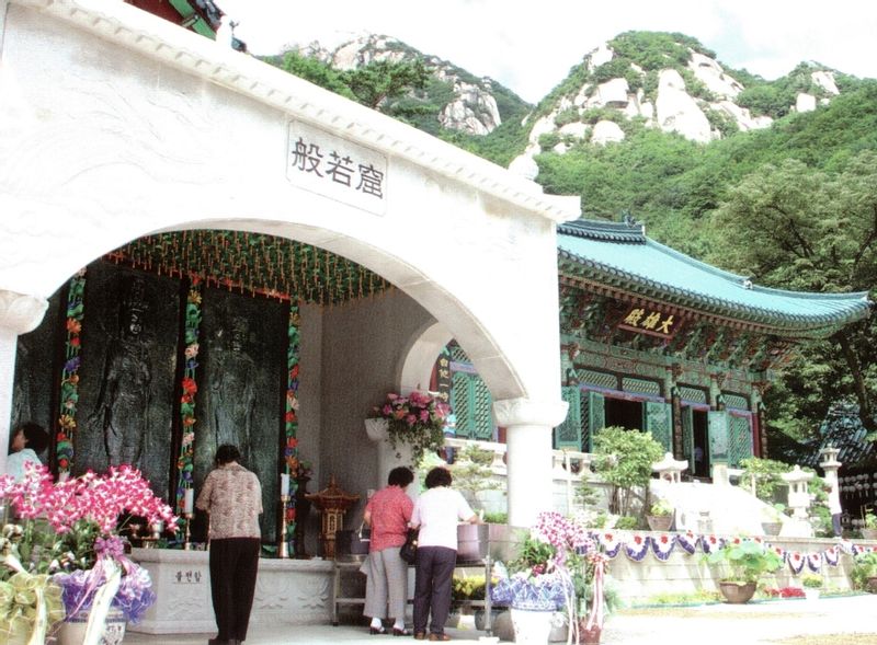 Seoul Private Tour - The unique Shrine for the Wisdom, Compassion and Benevolent Action Bodhisattvas.