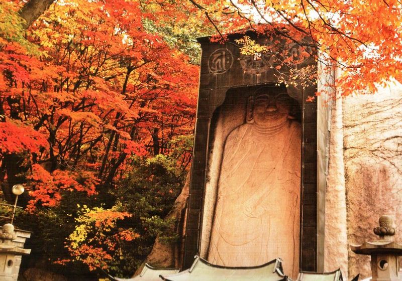 Seoul Private Tour - The 1145-year-old carved Buddha in the top courtyard, in October!