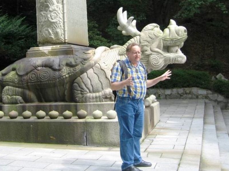 Seoul Private Tour - David lecturing about Great 20th-cen. Master Cheongdam, at his huge monument.