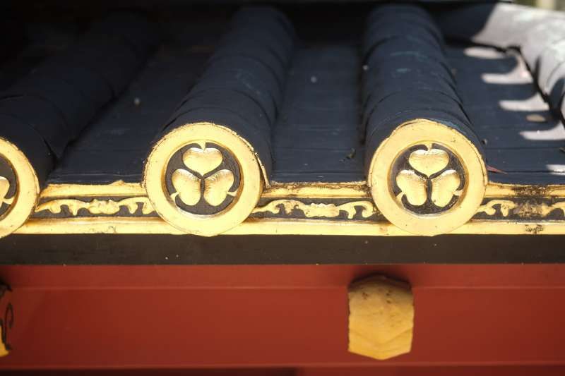 Shimizu Private Tour - Tokugawa family crests decorated with genuine gold leaf at Kunozan Toshogu Shrine