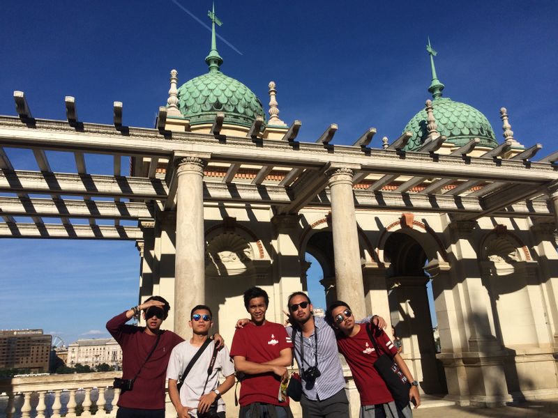 Budapest Private Tour - A group of Indonesian students were learning about photography on my workshop in the Castle hill.