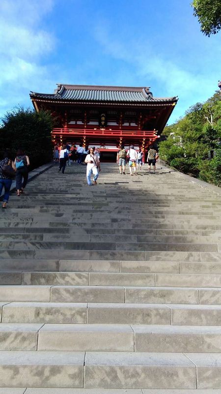 Kanagawa Private Tour - Looking up the magnificent Great Gate of Tsurugaoka Hachiman Shrine.