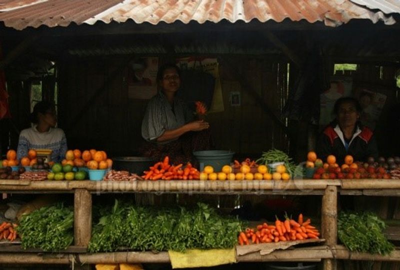 East Nusa Tenggara Private Tour - Nduaria fruits and vegetable market