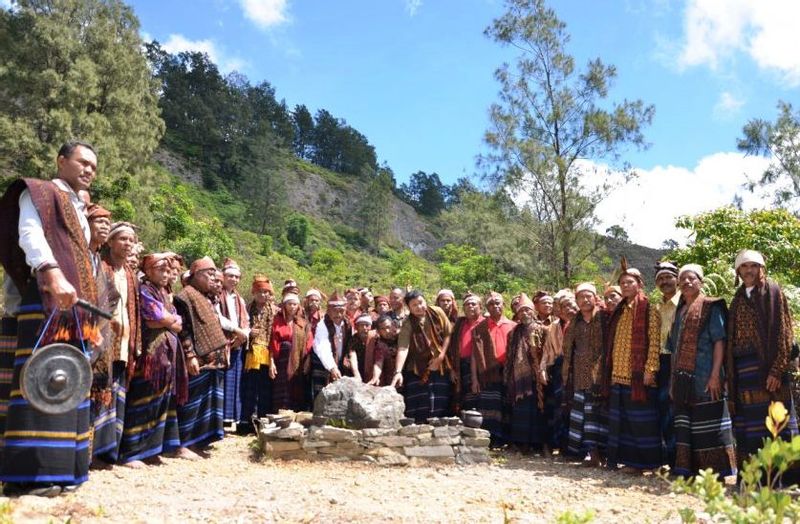 East Nusa Tenggara Private Tour - The ritual of giving food as offering to the ancestors at the top of Kelimutu