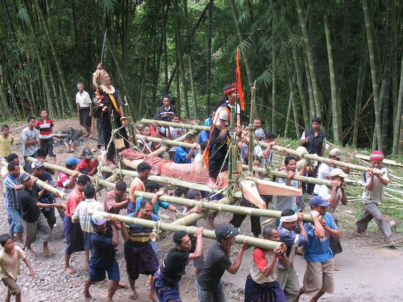 East Nusa Tenggara Private Tour - The traditional ceremony of buiding a Ngadhu