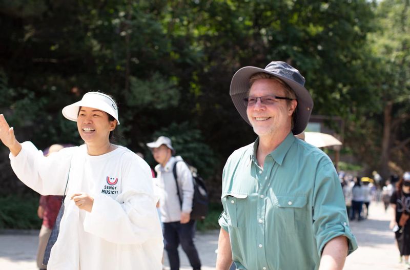 Beijing Private Tour - Tour guide Cathy with customer 