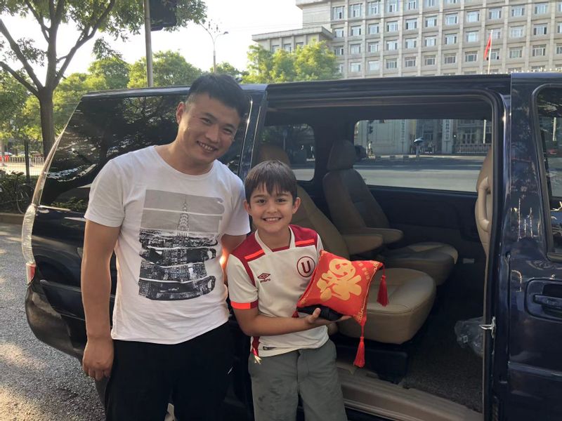 Beijing Private Tour - Driver Su with customer 