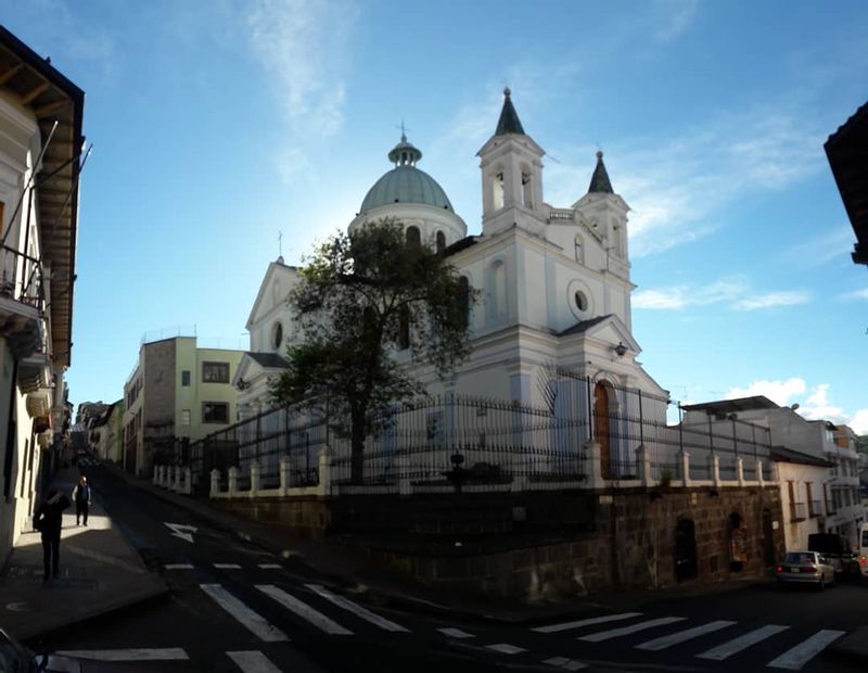 Quito Private Tour - Corners full of History! Street of the Seven Crosses.