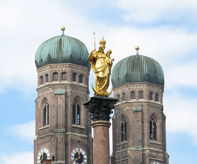 Munich Private Tour - The Frauenkirch with Mariensäule in the foreground