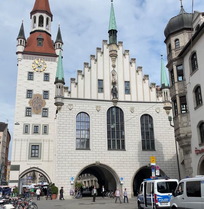 Munich Private Tour - Marienplatz: Altes Rathaus