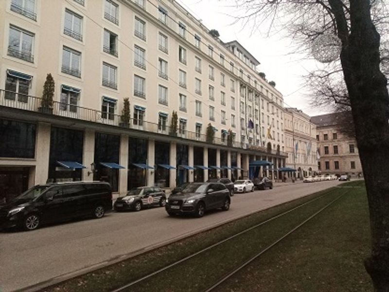 Munich Private Tour - Hotel Bayerischer Hof, in front of it Kurt Eichner was killed