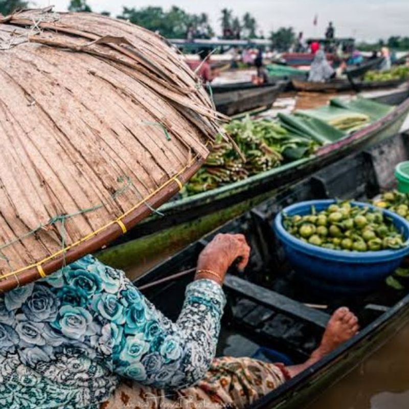 South Kalimantan Private Tour - Women doing activity in the floating market 