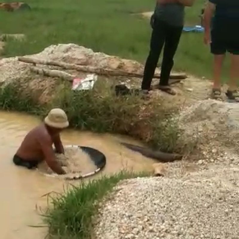 South Kalimantan Private Tour - People trying their lucky 