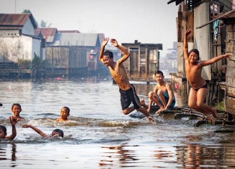 South Kalimantan Private Tour - Children swimming in the river 