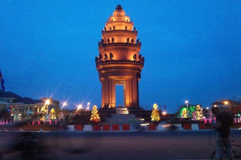 Phnom Penh Private Tour - Independence Monument