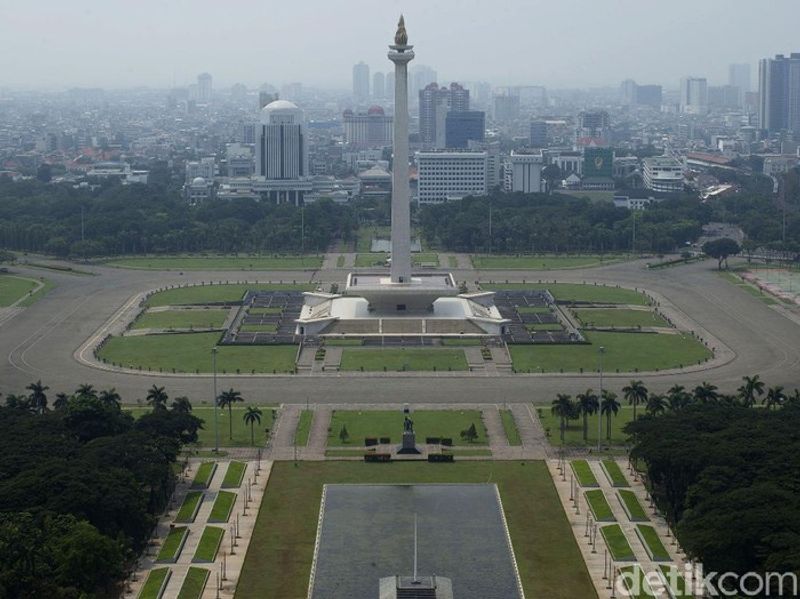 Jakarta Private Tour - Monumen Nasional, or Monas was built in 1961 and open for public in July 12.1975. it was made for a commemoration of Indonesian struggle to gain independence. inside the Monas, there are dioramas depicting the history of indonesia and the struggle of Indonesian people to gain their independence. 