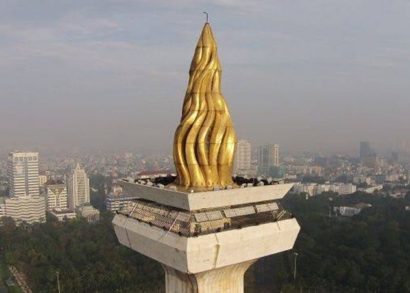 Jakarta Private Tour - On top of the  Monas, there is a statue of a flame that depicting the fire of spirit of the Indonesian people. it is made of gold. 50 kg of pure gold are used to cover the flame. Visitors are allowed to go to the area slightly under the gold flame.