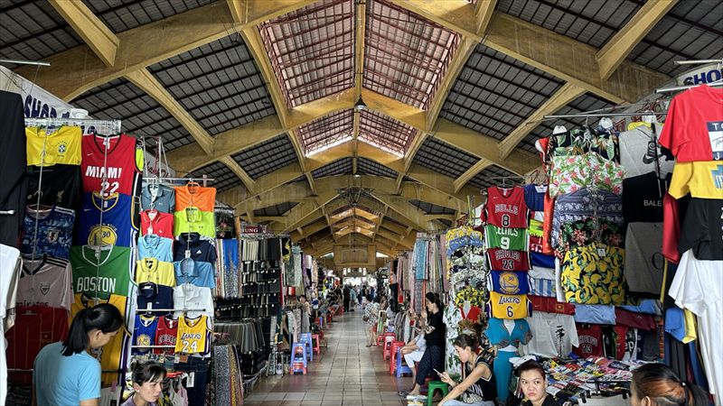 Ho Chi Minh Private Tour - inside local Market