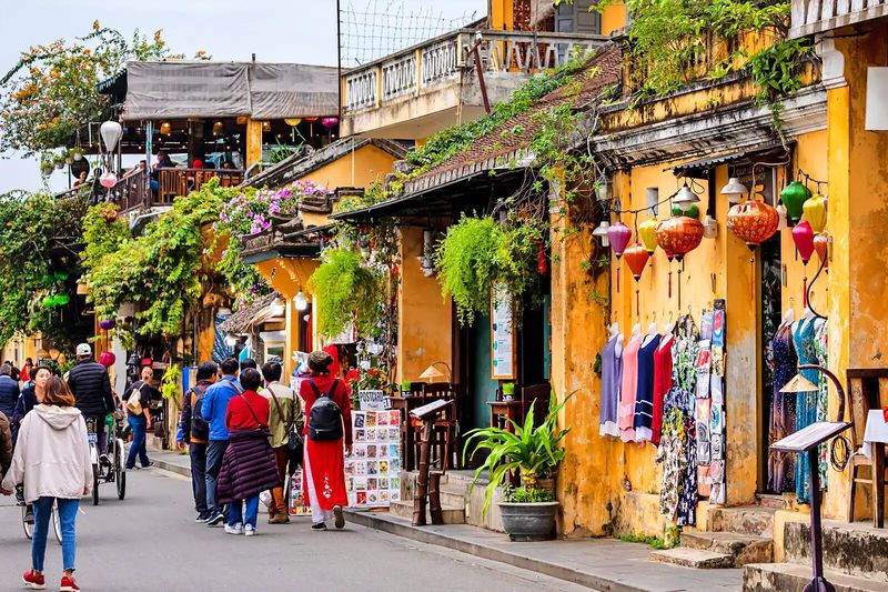 Hoi An Private Tour - walking to the market