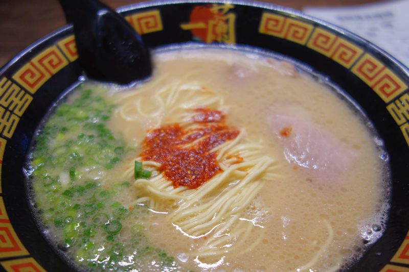 Fukuoka Private Tour - Ramen servi dans un bouillon à base de porc (tonkotsu), une spécialité culinaire populaire