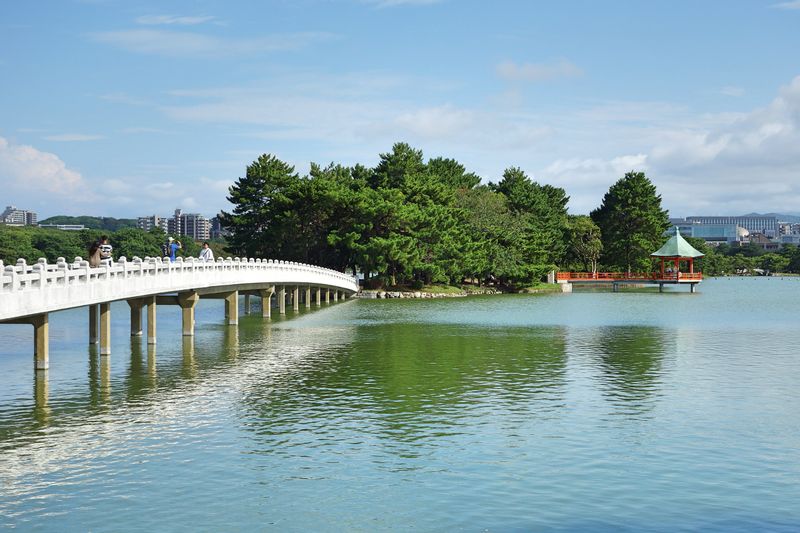 Fukuoka Private Tour - Le parc "Ohori Koen"
Ma promenade préférée dans la nature: l'étang est traversé par un superbe chemin étroit de près de 700 mètres.