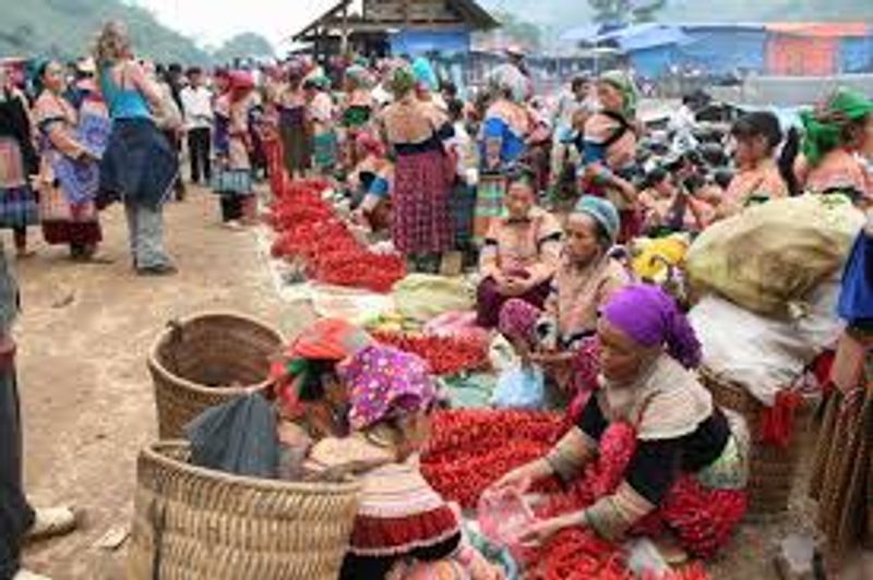 Hanoi Private Tour - sapa market at the weekend