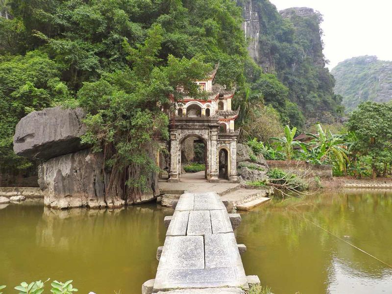 Hanoi Private Tour - Small temple -Big Dong Grotto in Tam Coc