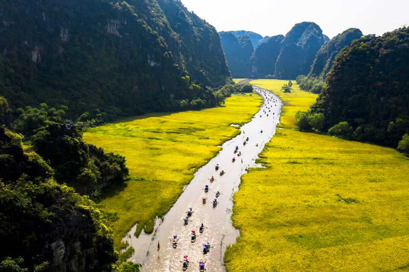 Hanoi Private Tour - sailing to Tam Coc