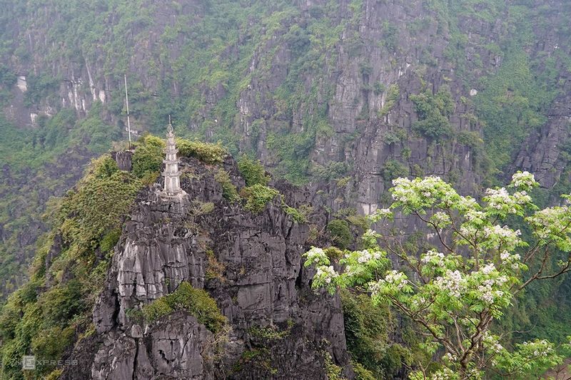 Hanoi Private Tour - Visit Dragon lying Mountain - Hang Mua