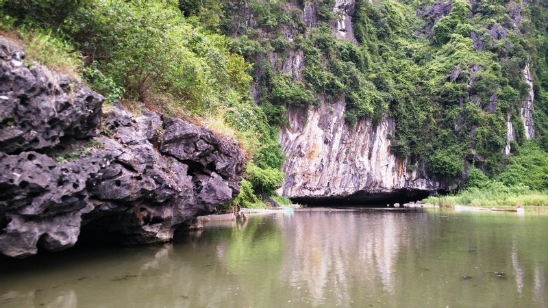 Hanoi Private Tour - sailing on the river to visit Tam Coc