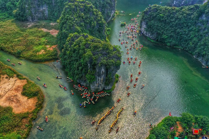 Hanoi Private Tour - sailing on the river to visit Tam Coc