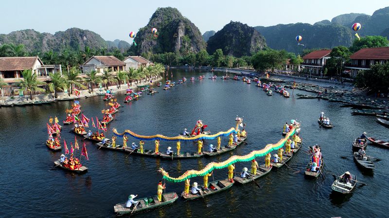 Hanoi Private Tour - sailing on the river to visit Tam Coc