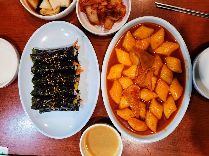 Seoul Private Tour - Drug gimbab (Seaweed roll) and ddeokbokki (Spicy rice cake) at Gwangjang market