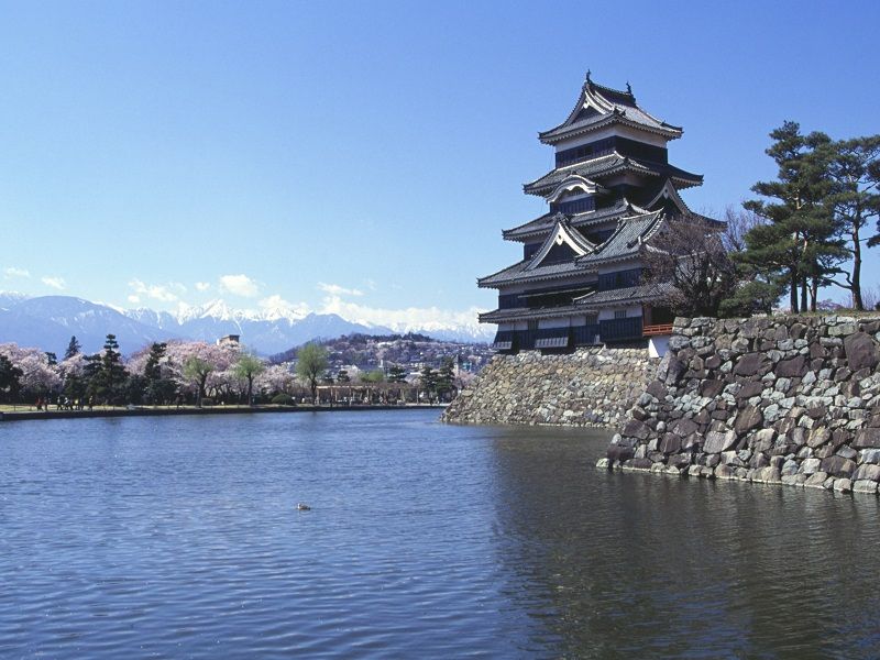 日本アルプスの山々が見える城からの風景