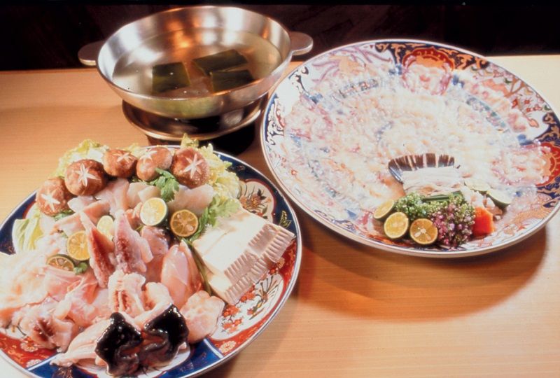 Enjoy tecchiri with a ponzu sauce which consists of soy sauce spiked with vinegar. Thinly-sliced fugu sashimi is also tasty.