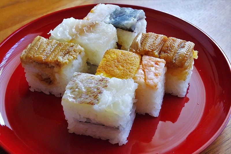 Sushi in which the ingredients and vinegared rice are pressed into a wooden box. Its attractiveness also lies in its colorful presentation.