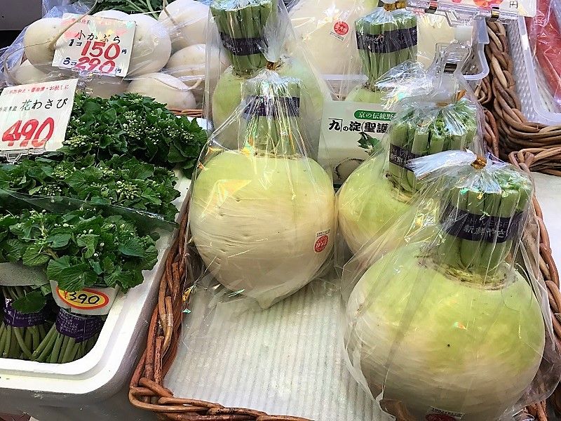 The favorite Shogoin daikon radish with its round and plump appearance. Can be eaten from fall to winter. 