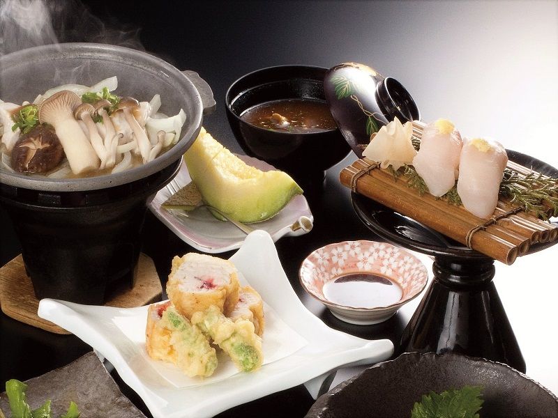 寿司や天ぷらも美味。「むらたけ総本店」など三次市内の料理店で味わえる。