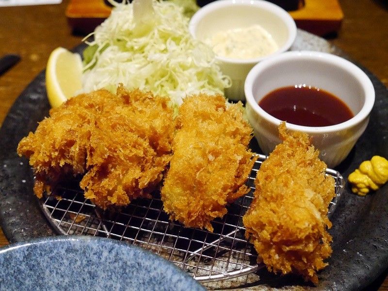 Kaki furai "deep-fried oysters" is a mainstay of oyster cuisine. The tender meat inside a crisp coating is irresistible!