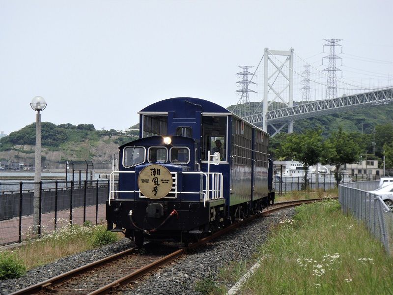 Kitakyushu Bank Retro Line Sightseeing Train at Moji Port (Shiokaze)