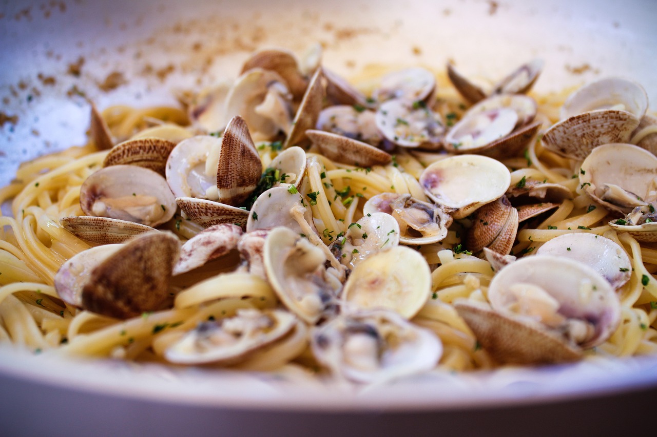 A pan full of Napoli-style Spaghetti alle Vongole