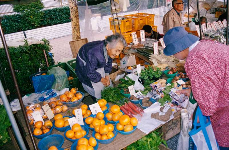 Every Sunday, a special market opens around Kochi Castle. Approximately 420 shops are lined up, and not only fresh vegetables and fruits, but also hardware, knife and plants are on sale.
