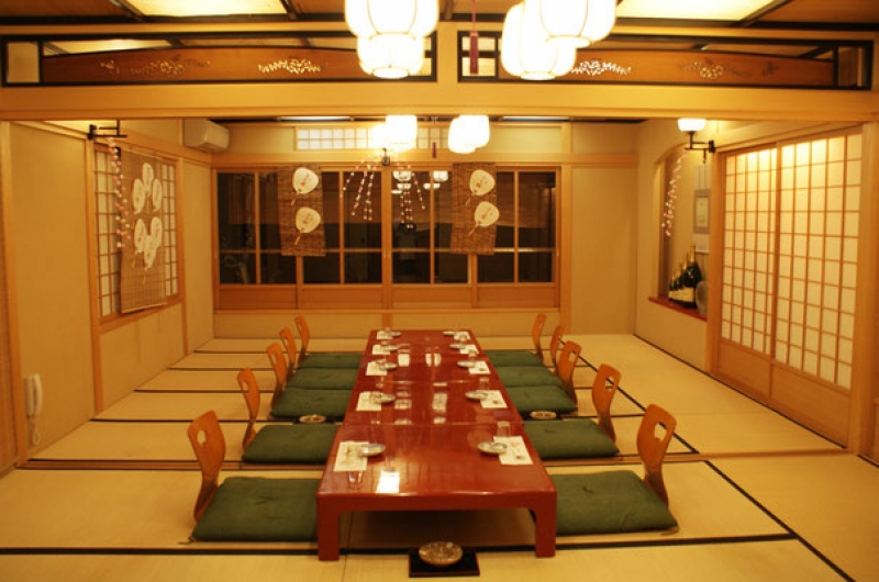 traditional japanese dining room banquet