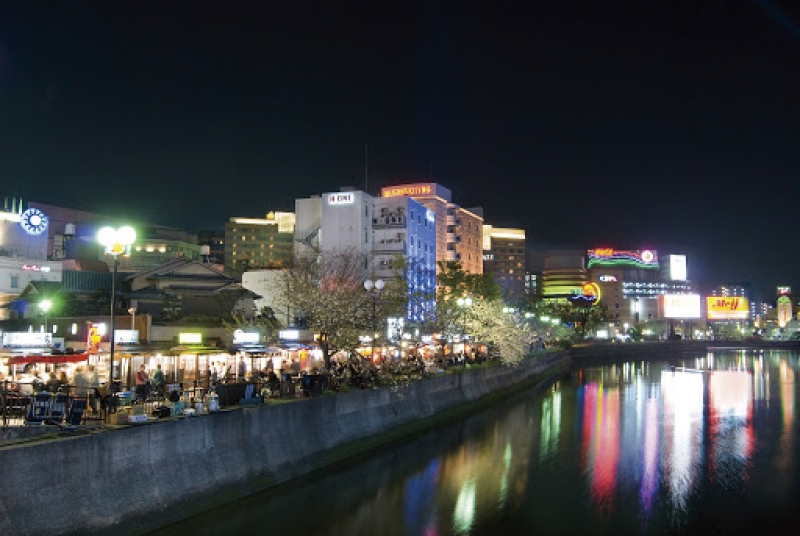 The Nakasu area is Fukuoka's entertainment heartland.
Come nightfall, the area bursts with street traders, hustlers and locals all looking for night-time entertainment.
